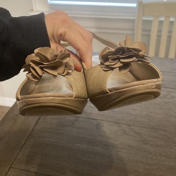 Karen Scott Women’s Bloom Tan Slingback Peep Toe Heel | size 10 - Picture 6 of 13